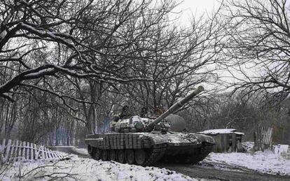 Separatistas prorrusos en un tanque en Horlivka.