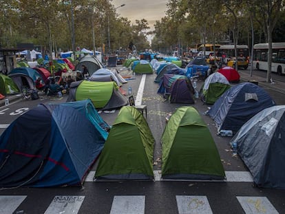 Diverses tendes de campanya bloquegen el pas als vehicles a la plaça Universitat.