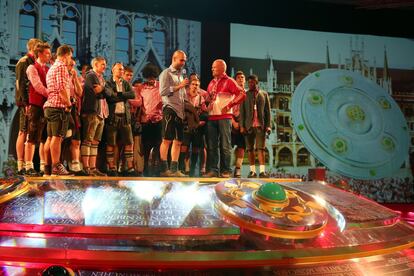 Guardiola, junto a sus jugadores, durante el acto de celebración.