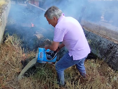 El marido de Luisa Martínez de Irujo, Jaime Ligués, apagaba las llamas en su finca de Losacio (Zamora), el martes.