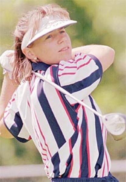 La sueca Annika Sorenstam, después de dar un golpe con el <i>driver.</i>