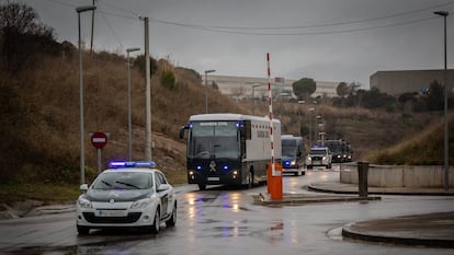 El autobús de la Guardia Civil con los nueve presos independentistas se dirige de la cárcel de Brians hacia Madrid el pasado día 1. 
 