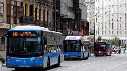Diversos autobusos de l'EMT al carrer de Jacometrezo de Madrid.