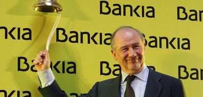Rodrigo Rato, expresidente de Bankia, toca la campana para dar inicio a la cotización en Bolsa de la entidad en julio de 2011.
