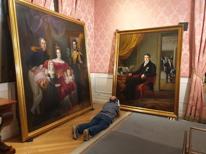 Un restaurador trabaja en el Retrato del marqués de las Marismas del Guadalquivir, en el Museo del Romanticismo, en 2020.