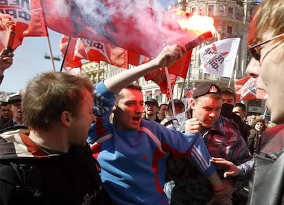 Oficialistas, opositores y sindicalistas se unen por primera vez desde la desintegración de la URSS hoy para batir juntos el récord de participación en los actos del Primero de Mayo. En Moscú, en la imagen, más de 70.000 personas han salido a la calle para reclamar medidas para superar la crisis y garantizar los puestos de trabajo.