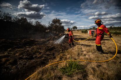 Efectivos de la UME refrescan la zona para evitar que se reavive el fuego tras los incendios de Ourense.