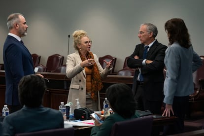 Los abogados defensores del caso del asesinato de Ahmaud Arbery hablan con la fiscal Linda Dunikoski, durante la selección del jurado, en Brunswick, Georgia (EE UU).