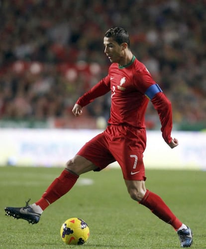 Cristiano Ronaldo avanza con el balón en el partido contra Suecia.