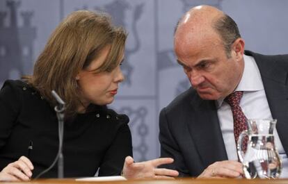 La vicepresidenta del Gobierno con el ministro de Economía durante la presentación del anteproyecto sobre 'crowdfunding', en febrero
