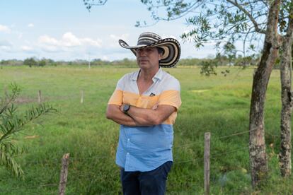 Marco Tulio Uribe, ganadero de la región de La Mojana, en la vía Majagual - San Marcos, el 22 de noviembre de 2022.