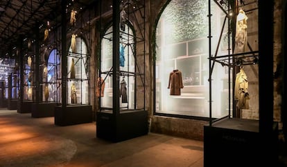 Vista de la instalación de la exposición Herno L.I.B.R.A.R.Y., celebrada en Stazione Leopolda de Florencia en el marco de la feria Pitti Uomo 94 (junio de 2018).