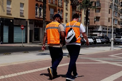 Dos miembros del equipo de educadores de calle de Melilla, caminando por la ciudad en junio.