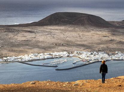 El puerto de Caleta del Sebo, en la isla de La Graciosa, visto desde el risco de Famara (Lanzarote).