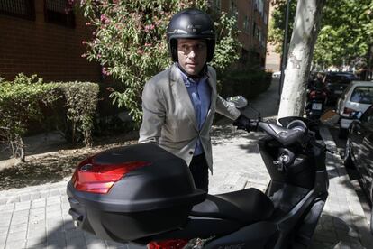 El alcalde Almeida acude en moto al distrito de Usera con motivo del recorrido por los puntos dónde tienen lugar actuaciones especiales de limpieza, en Madrid. 