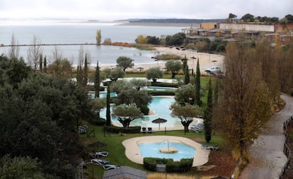 Vista de las piscinas en la urbanización de Valdecañas, en El Gordo (Cáceres).