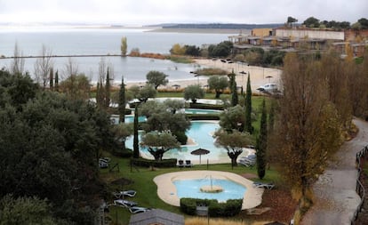 Vista de las piscinas en la urbanización de Valdecañas, en El Gordo (Cáceres). 