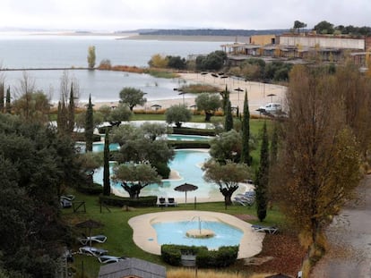 Vista de las piscinas en la urbanización de Valdecañas, en El Gordo (Cáceres). 