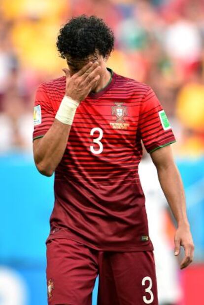 Pepe, cabizbajo durante un partido con Portugal.