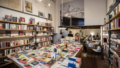 L'interior de la llibreria La memòria, a la plaça de la Vila de Gràcia.