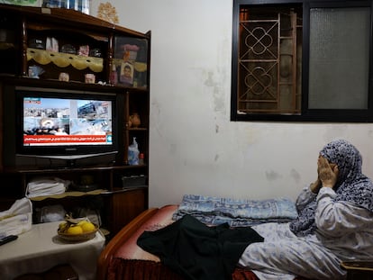 Una refugiada palestina de 84 años que huyó de la guerra árabe-israelí de 1948 se cubría los ojos el miércoles, mientras seguía las noticias sobre Gaza en su casa en el campo de refugiados de Bourj el Barajneh, en Beirut.