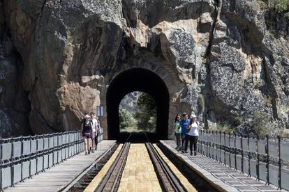 Senderistas en el Camino de Hierro.