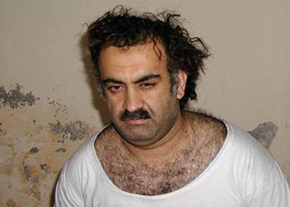 Khalid Sheikh Mohamed, dirigente de Al Qaeda, tras der detenido en 2003.