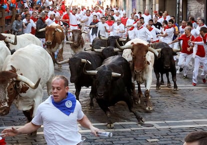 Los toros de 'Jandilla' (Mérida, Badajoz) han sido los protagonistas este miércoles del cuarto encierro de los Sanfermines, una carrera veloz y en la que, según el primer parte médico, no hay heridos por asta.