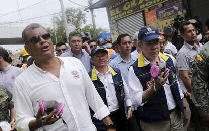 Rafael Correa y Juan Manuel Santos en Manta (Ecuador).