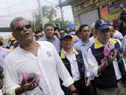 Rafael Correa y Juan Manuel Santos en Manta (Ecuador).