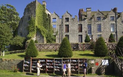 Estanterías del Hay Castle Bookshop, en Hay-on-Wuy, en Gales (Reino Unido).
