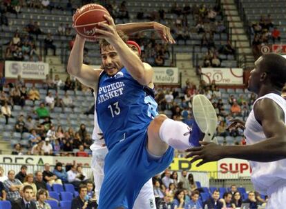 David Doblas atrapa un rebote en el partido de San Sebastián.