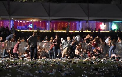 Um grupo de pessoas deixa o festival de country devido aos sons de disparos.