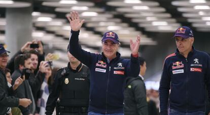 Sainz saluda como ganador del Dakar en autos junto a su copiloto Lucas Cruz en el aeropuerto de Barajas a su regreso a España, el 22 de enero de 2018.