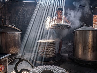 'Pasteles Banh Hoi'. El 'banh hoi' es un plato típico de Vietnam hecho de harina de arroz. Se suele comer con aceite de cebolleta, carne asada a la parrilla y vísceras de cerdo. Forma parte de la cultura culinaria local y se toma en bodas y otras festividades.