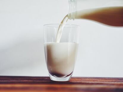 <p>La ley europea arriba reseñada señala que <strong>lo que se venda como leche debe ser "un producto íntegro, no alterado ni adulterado y sin calostros, procedente del ordeño higiénico, regular, completo e ininterrumpido de las hembras mamíferas domésticas sanas y bien alimentadas"</strong>. En resumidas cuentas: todo lo que se envasa como leche es leche. 100% leche y natural.</p> <p>No sucede así con otros productos, si bien, algunas marcas también optan por evitar los aditivos en batidos, yogures o natas. <a href="https://www.centrallecheraasturiana.es/es/nuestro-compromiso/" rel="nofollow" target="_blank">Central Lechera Asturiana</a> aprovecha para recordárselo al consumidor. "No tenemos E-s, ni aditivos artificiales, ni conservantes artificiales, ni estabilizantes. Somos la primera y única empresa láctea comprometida a elaborar sus productos sin ingredientes artificiales. De esta forma, garantizamos que se mantiene todo el sabor y las características nutricionales desde el origen. Obviamente, para que esto funcione contamos una materia prima de máxima calidad y frescura", destaca su responsable de comunicación, Manuel Reinerio Fernandez Cabal. <strong>Sin decirlo expresamente, el término natural busca una complicidad con el consumidor</strong>: evoca un granjero próximo, verdes prados asturianos y <a href="http://fenil.org/comercio-exterior-lacteos/" rel="nofollow" target="_blank">borra cualquier sospecha de que la leche pueda tener una procedencia foránea</a>. El mensaje, tal como se explica en la propia web de la empresa, es claro: "Vacas, Asturias y la propia naturaleza". Algo similar a lo que hace Larsa con su sello "Galega 100%".</p>