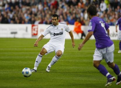 Álvaro Negredo pasa a un compañero durante el primer partido de la pretemporada 2009-2010. Volvió al Real Madrid tras dos años en Almería. Apenas jugó un par de amistosos antes de ser traspasado al Sevilla el 20 de agosto de 2009 por 15 millones de euros.