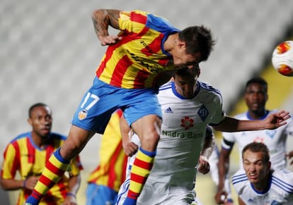 Vargas cabecea el gol del Valencia.