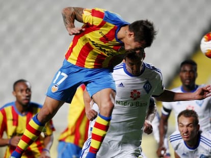 Vargas cabecea el gol del Valencia.