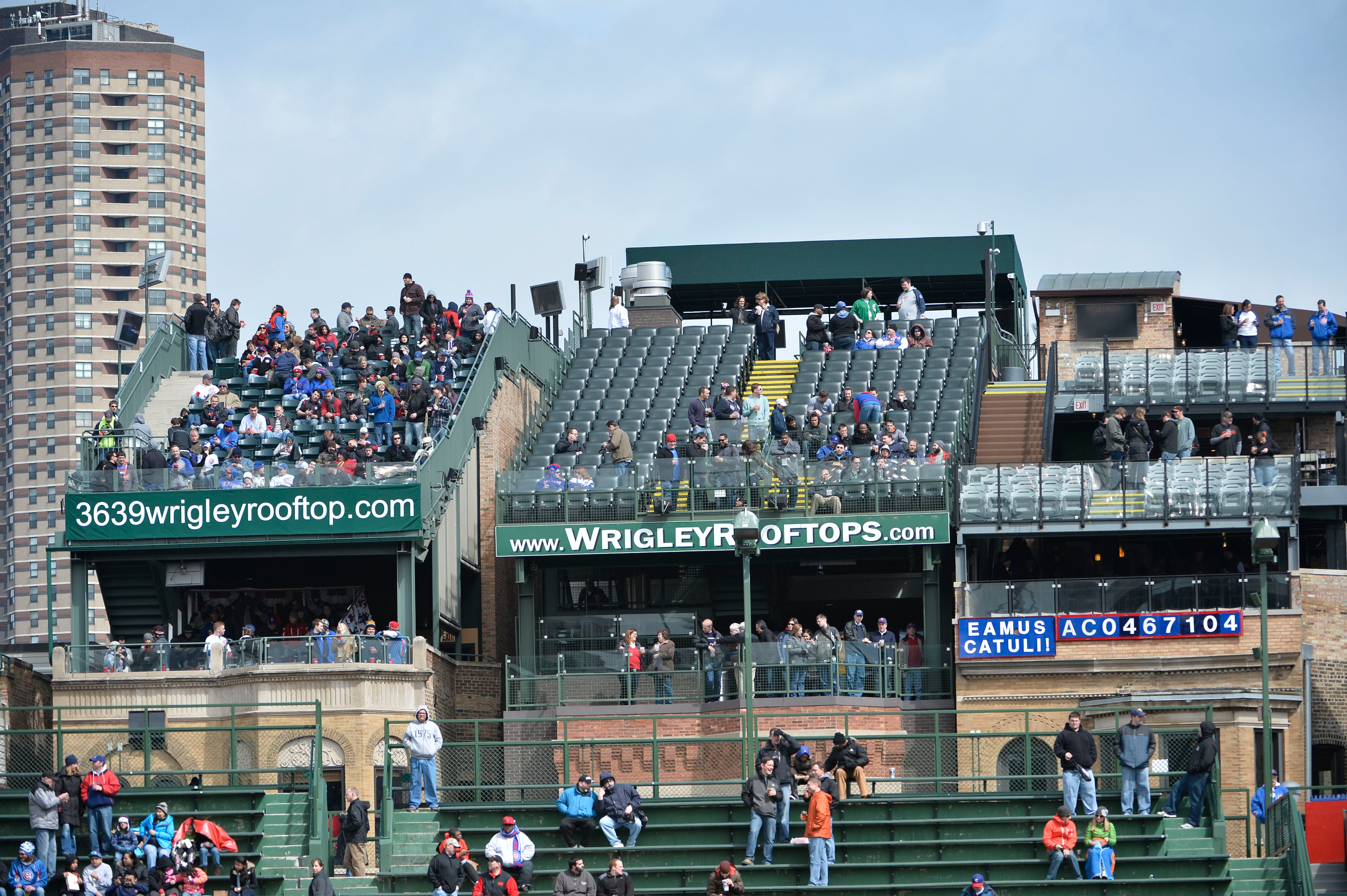 Especuladores inmobiliarios y vecinos parasitarios: el problema de los “palcos pirata” de los Chicago Cubs
