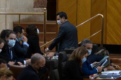 El presidente de la Junta de Andalucía, Juan Manuel Moreno, abandona el pleno durante el debate de totalidad del proyecto de ley del Presupuesto andaluz.