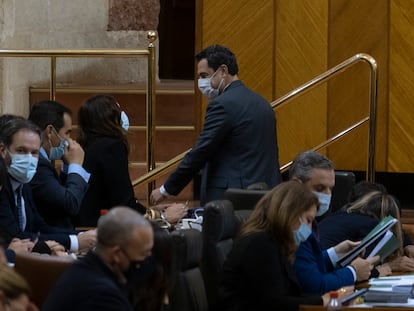 El presidente de la Junta de Andalucía, Juan Manuel Moreno, abandona el pleno durante el debate de totalidad del proyecto de ley del Presupuesto andaluz.