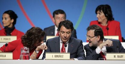 Rajoy (derecha), González y Botella, durante la presentación de la candidatura.