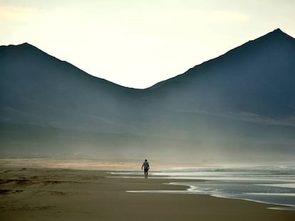 La playa de Cofete con el macizo de Jandía de fondo, en Fuerteventura. 