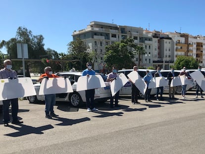 Taxistas de Vélez-Málaga, con las mamparas que instalará el Ayuntamiento en sus vehículos por el covid-19.