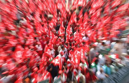 Agricultores y ganaderos indios participan en una marcha de protesta en Nueva Delhi (India). Miles de trabajadores del sector de varias regiones del país participan en una protesta de dos días de duración para reclamar un aumento del llamado precio de apoyo mínimo, el precio de compra fijado por el Gobierno para garantizar un beneficio mínimo por las cosechas, y la exención del pago de los préstamos a los agricultores.