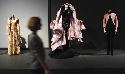 Una creación del diseñador británico John Galliano, en la exposición 'The Vulgar Fashion Redefined', en el Barbican de Londre