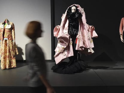 Una creación del diseñador británico John Galliano, en la exposición 'The Vulgar Fashion Redefined', en el Barbican de Londre