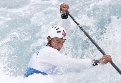 El chino Teng Zhiqiang en la semifinal de piragüisimo C1, en aguas bravas.