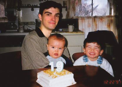 Nickerson celebra su primer cumpleaños junto a su hermano mayor.